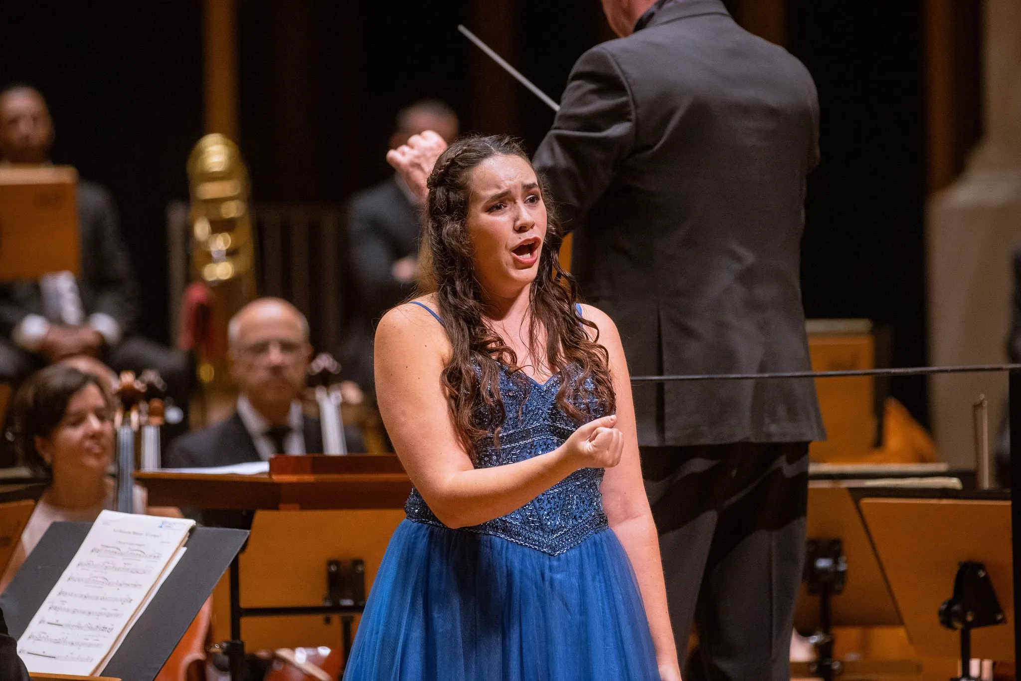 Pollyana Santana, vencedora do Concurso Jovens Solistas em 2025, cumprimenta o público no palco da Sala São Paulo.