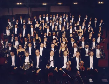 Músicos da Orquestra posam para foto na plateia do Theatro São Pedro. 
