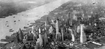 A foto em preto e branco mostra a cidade de Nova York vista de cima.