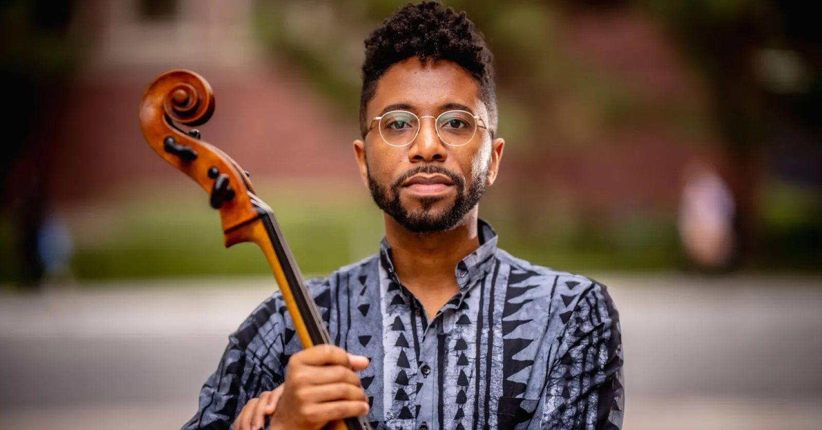 Seth Parker Woods é um homem negro, jovem, de óculos.